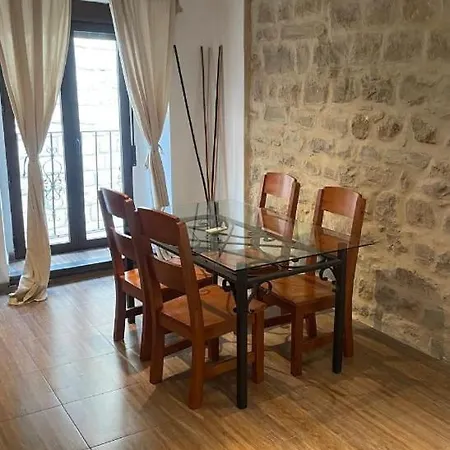 Arco De Descalzas Apartment *